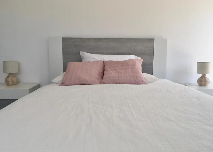 Torrezinha- Moradia Moderna Em Com Piscina Nyaraló